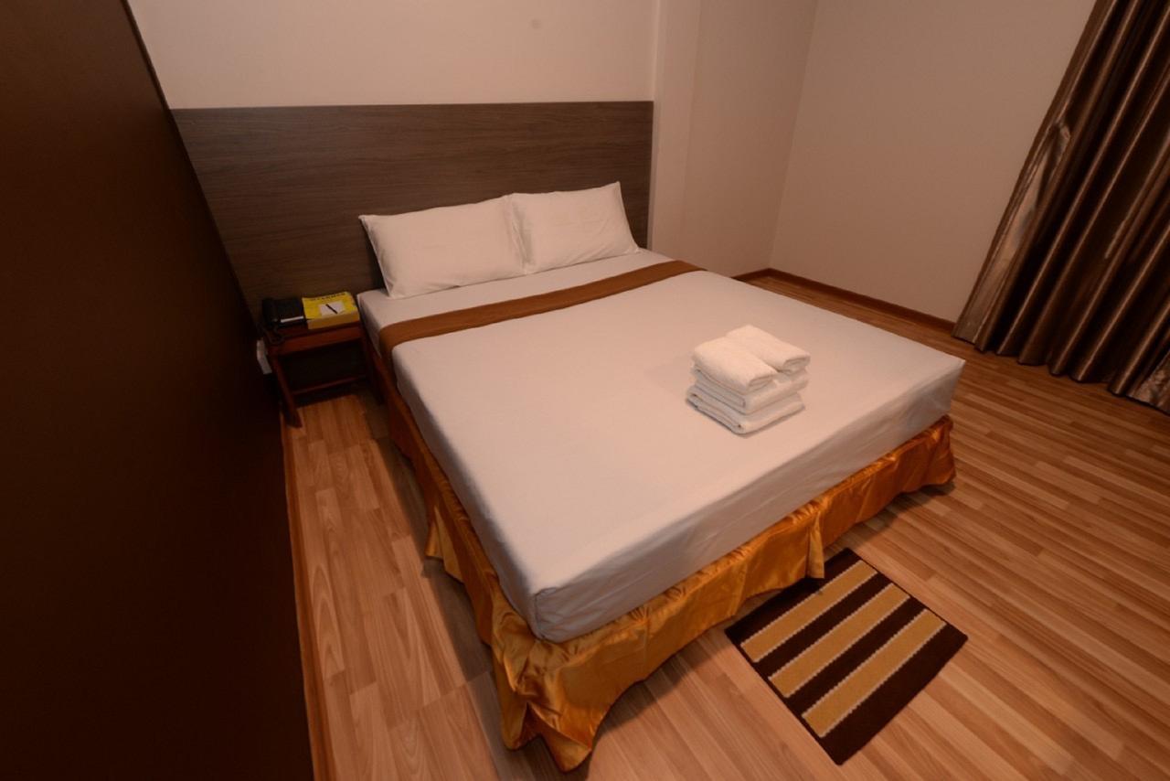 Min Nandar Garden Hotel Thanlyin Buitenkant foto