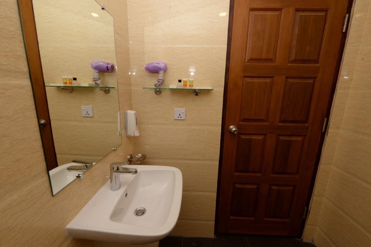 Min Nandar Garden Hotel Thanlyin Buitenkant foto