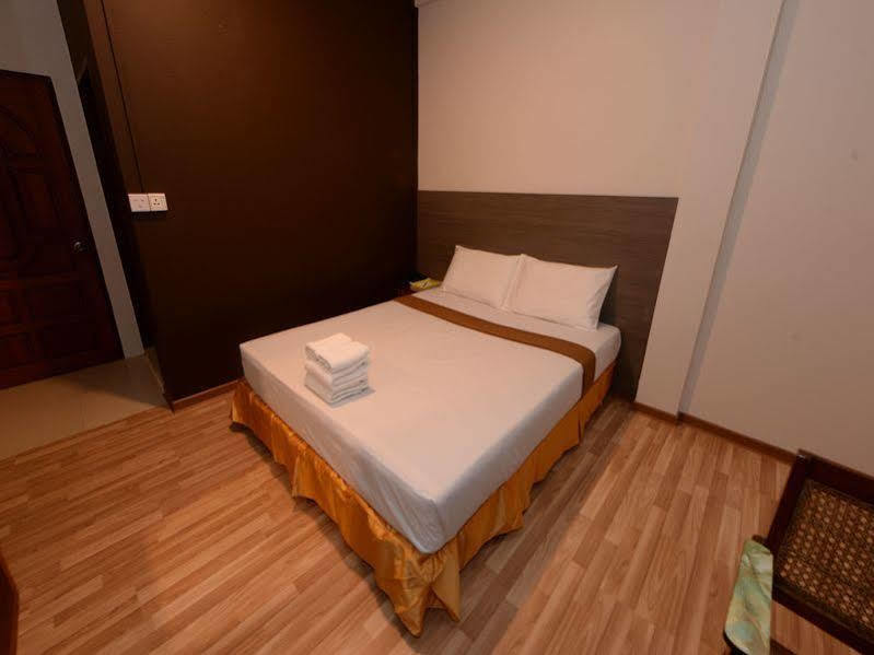 Min Nandar Garden Hotel Thanlyin Buitenkant foto